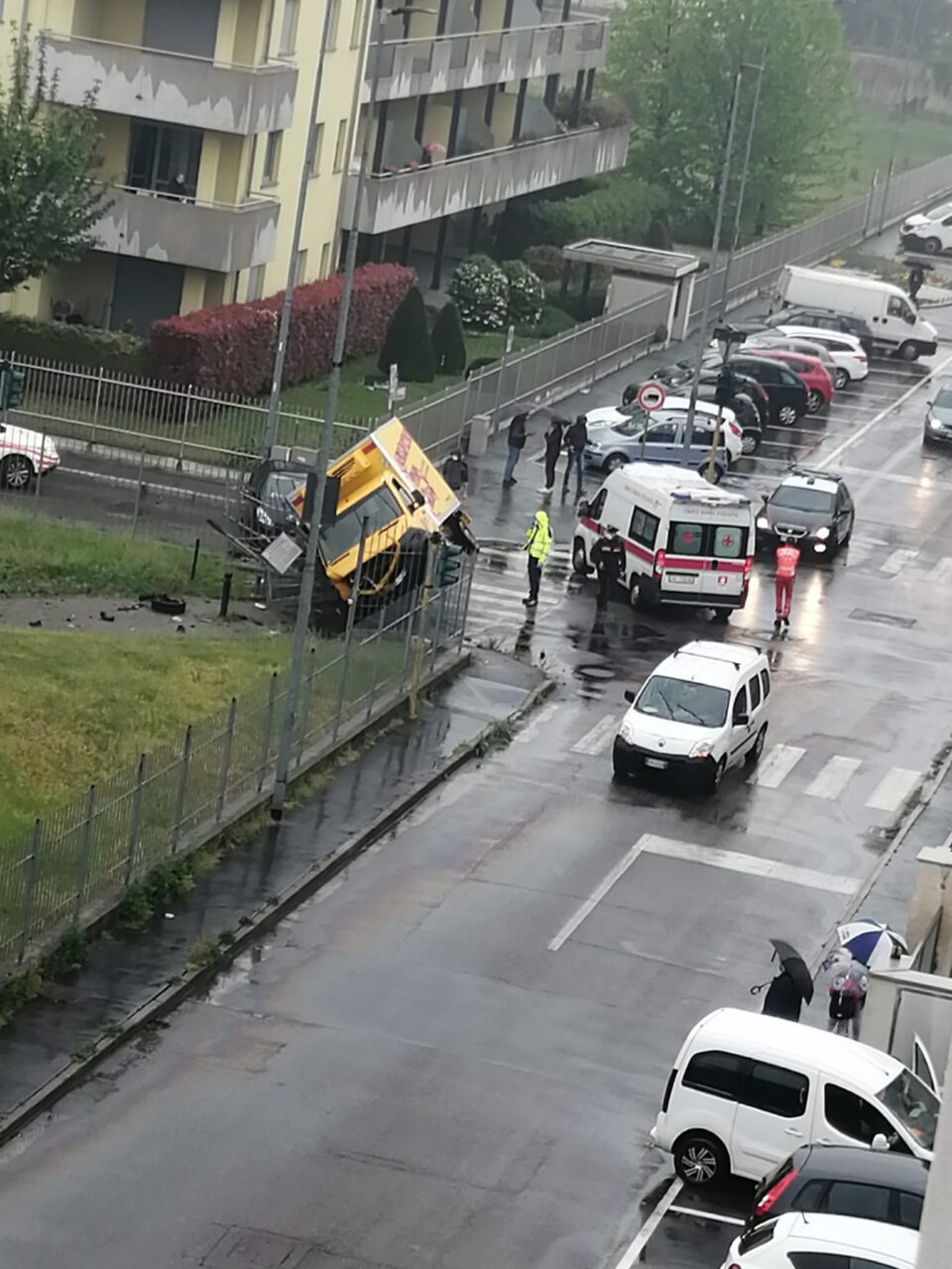 Camion dell’Esselunga si scontra con un’auto e finisce in obliquo contro la cancellata del parco