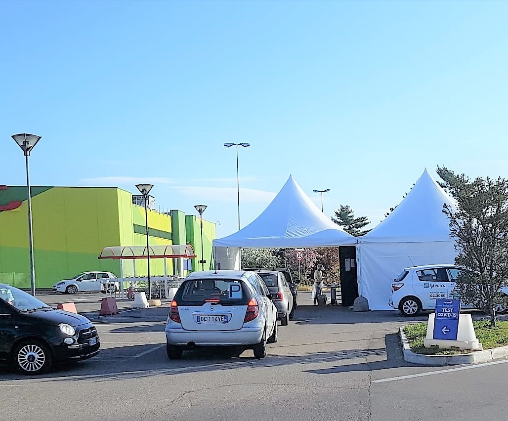 Tamponi rapidi nel parcheggio del Centro commerciale di Nerviano