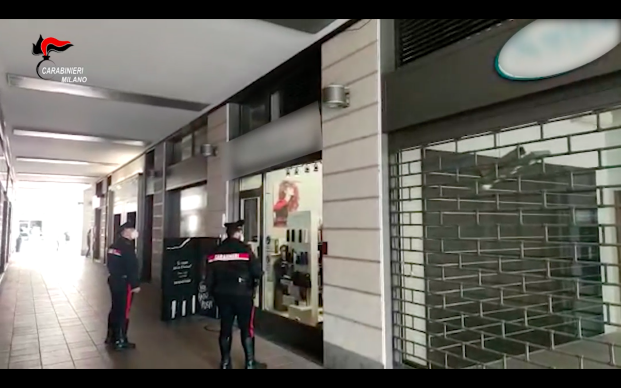 Fanno esplodere una bomba fuori dal suo negozio come intimidazione perché era la testimone di un loro processo