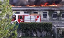 Grave incendio in un'area industriale a Bollate