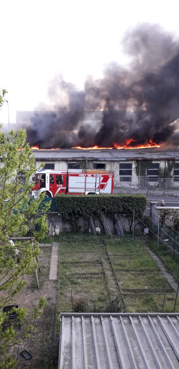 Grave incendio in un’area industriale a Bollate