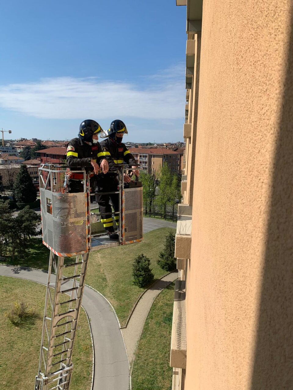 Vigili del Fuoco con l’autoscala fino alla Pediatria
