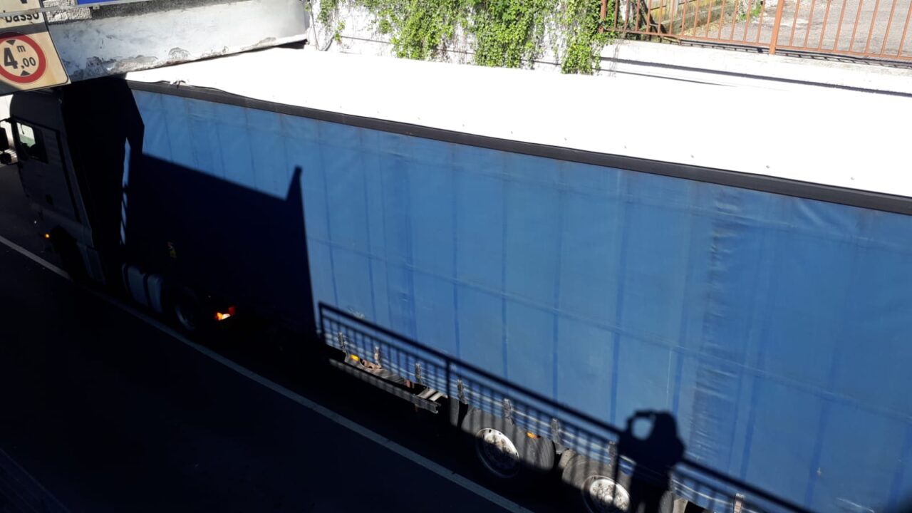 Canegrate, camion incastrato sottopasso
