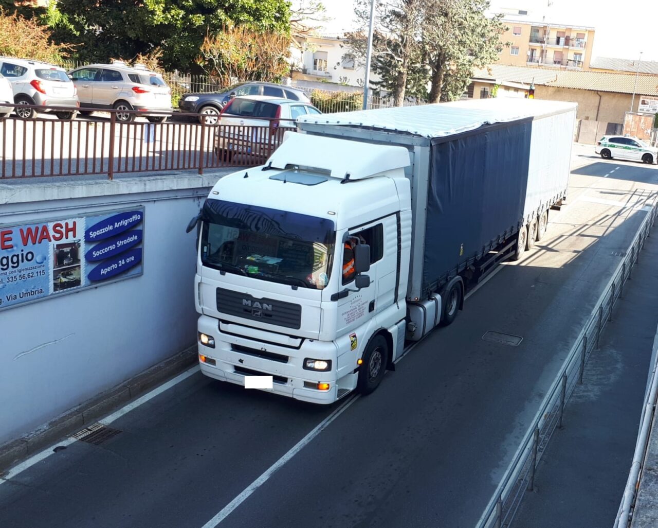 Canegrate, camion incastrato sottopasso