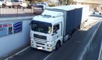 Un camion rischia di incastrarsi nel sottopasso e fa retromarcia