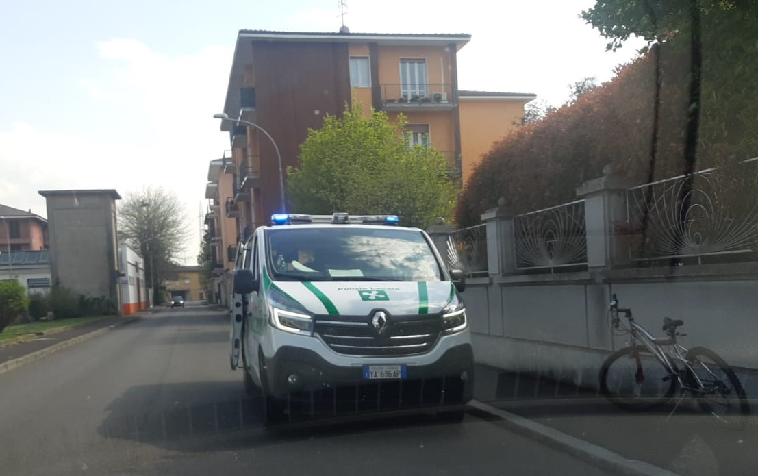 Quasi investe gli agenti: in auto aveva una bottiglia di liquore
