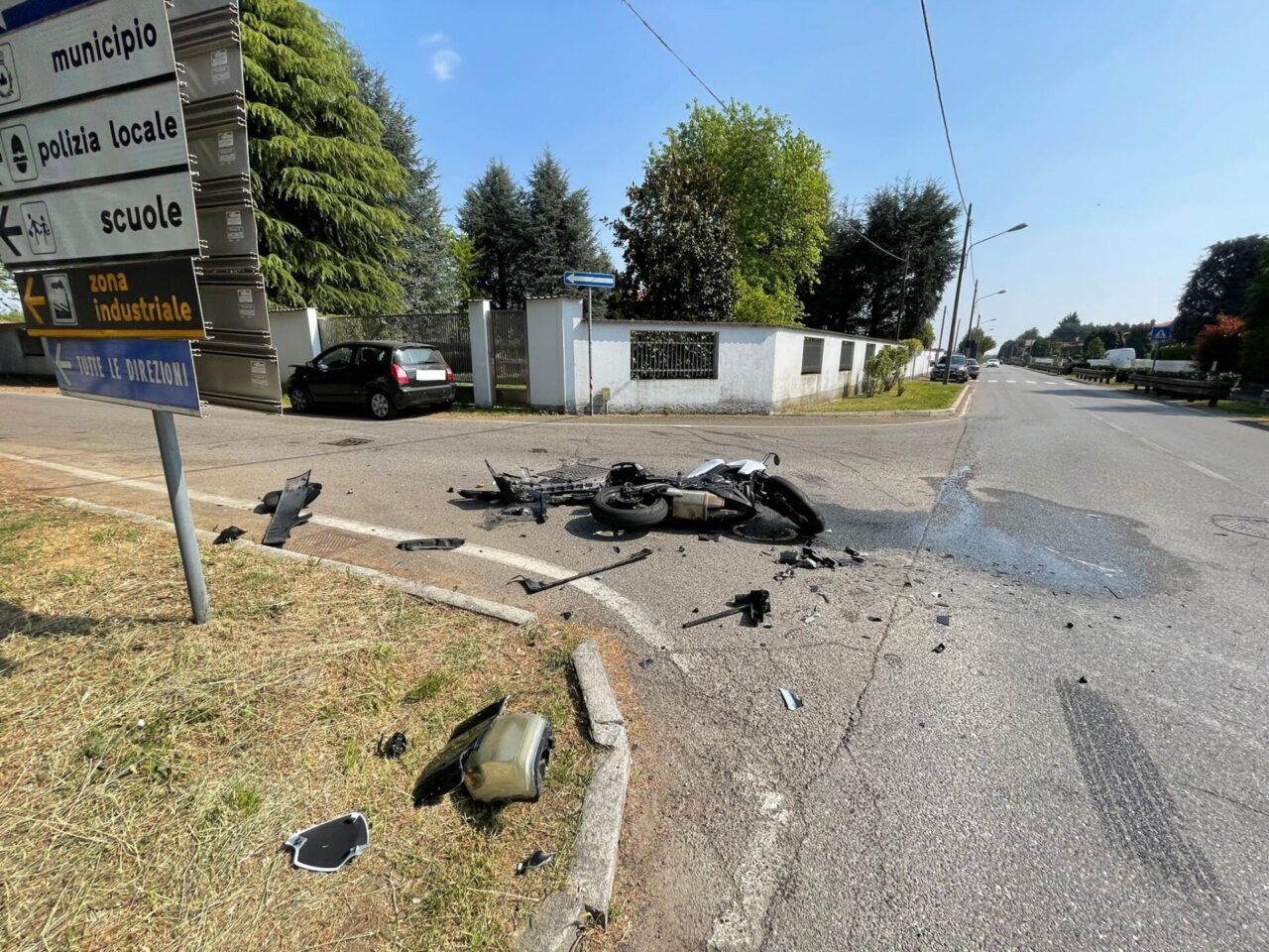 Scontro tra un’auto e una moto: arrivano i soccorsi
