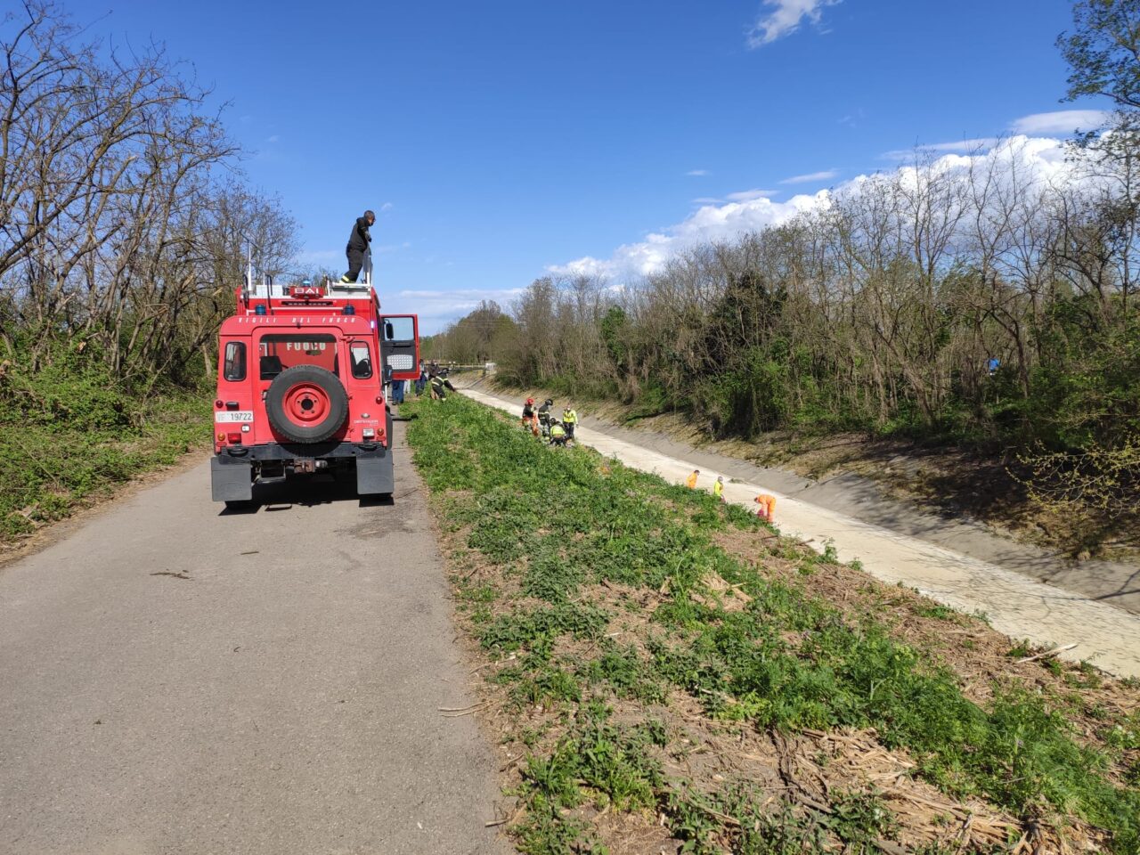 Cade in un canale in secca