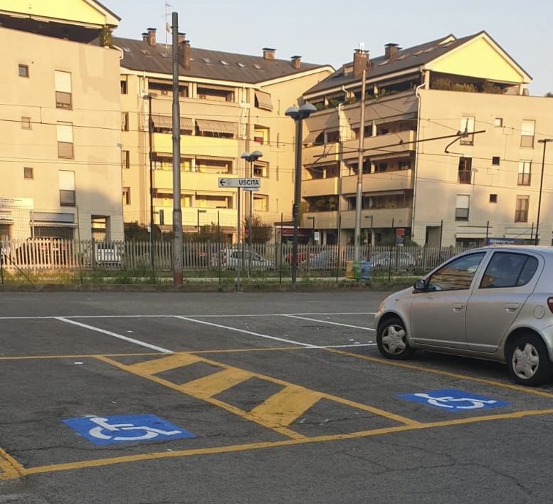 Stalli a pagamento nel parcheggio della stazione di Abbiategrasso