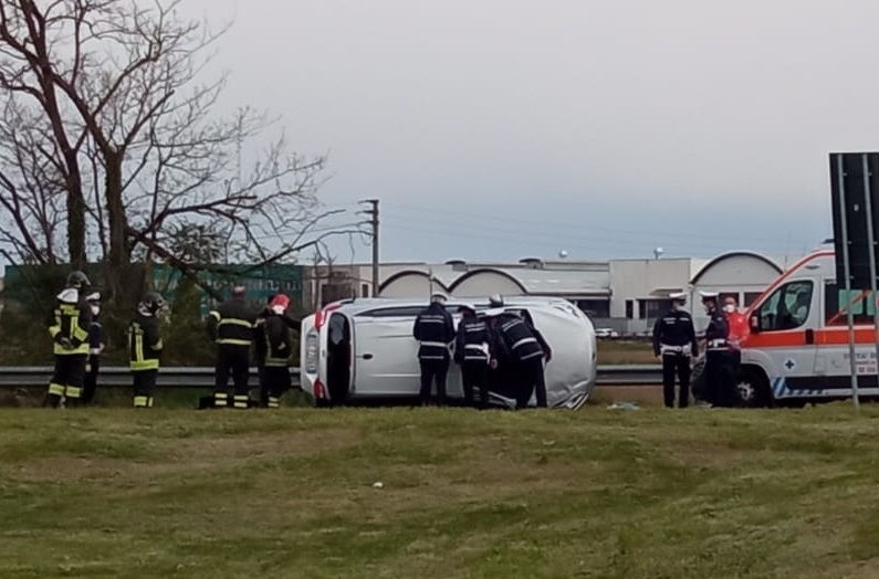 Auto si ribalta sulla Statale: elisoccorso ad Abbiategrasso