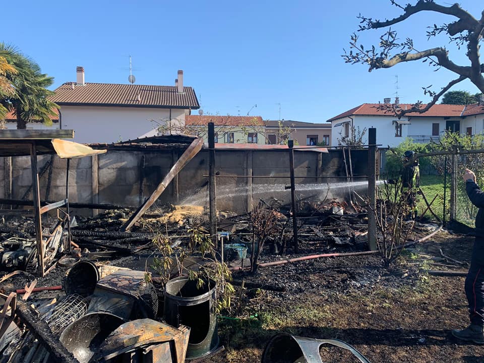 Fiamme nel box di un’abitazione nel pomeriggio di Pasqua