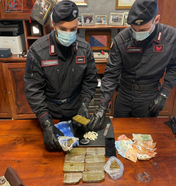 Spacciatori si aggiravano vicino a scuola con hashish e cocaina