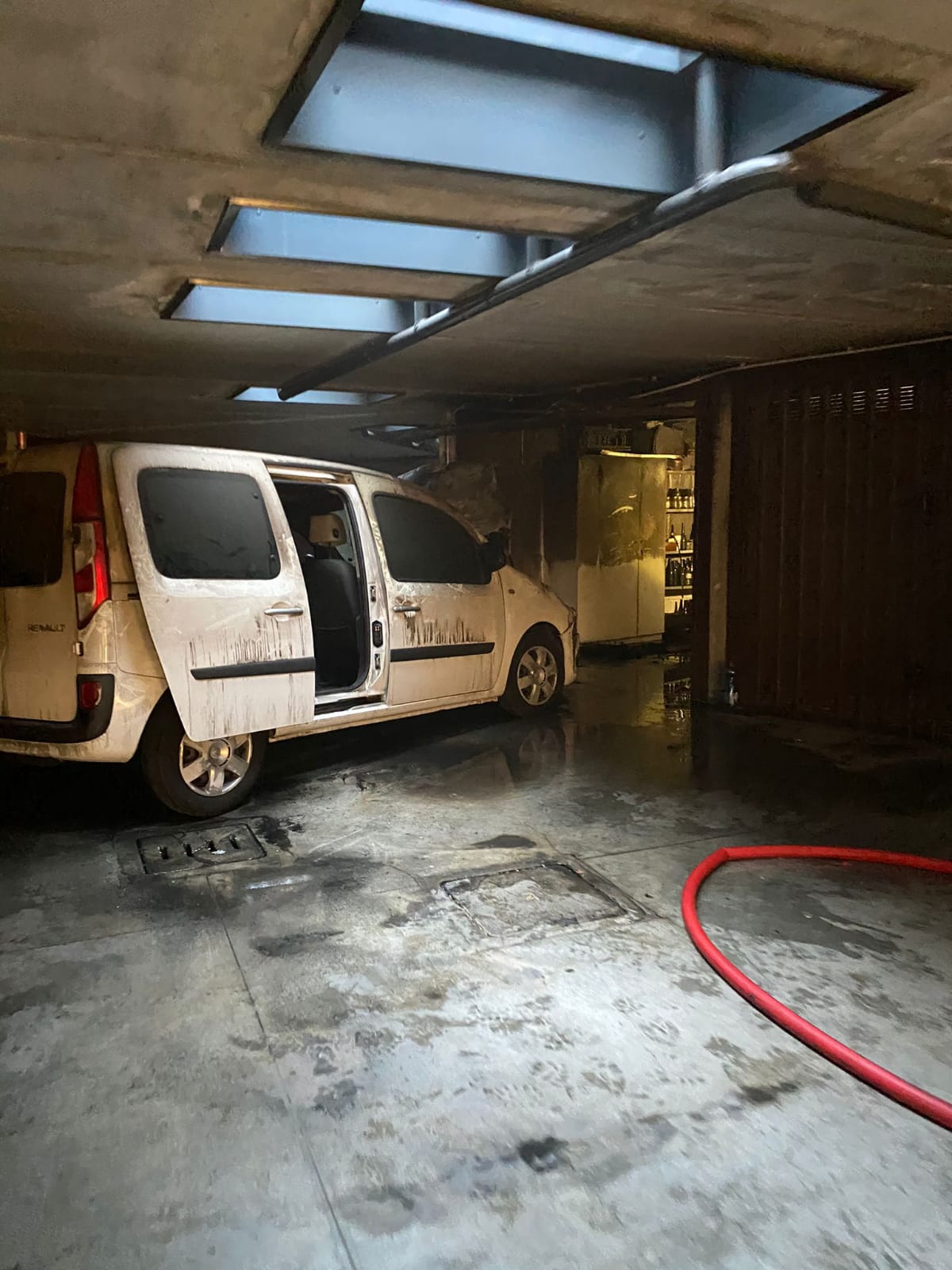 Casorezzo, incendio auto nei box