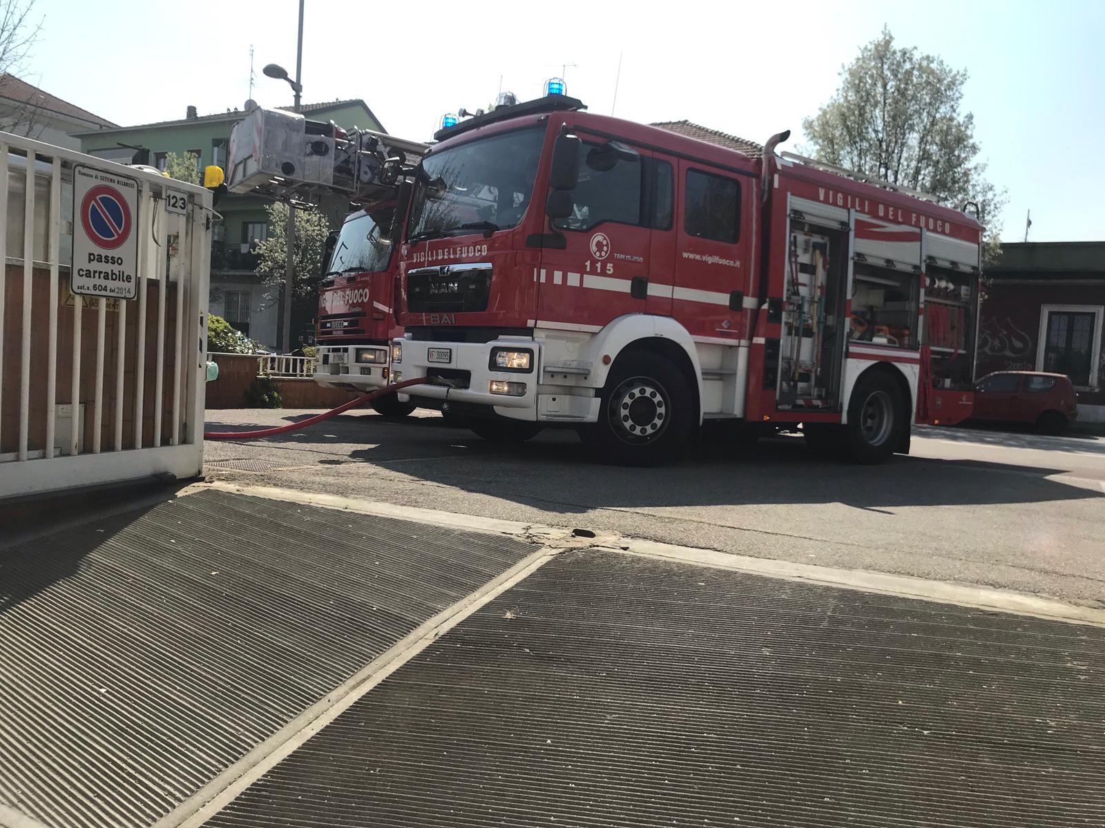 Casorezzo, incendio auto nei box