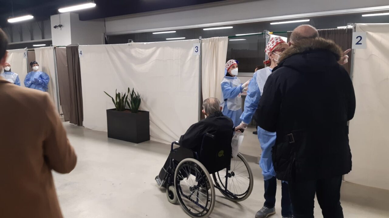 Hub vaccinale al Move In, oltre 1000 dosi al giorno