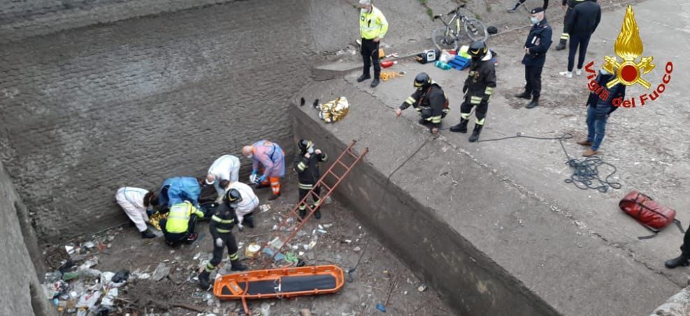 Ciclista precipita dentro al Villoresi in secca