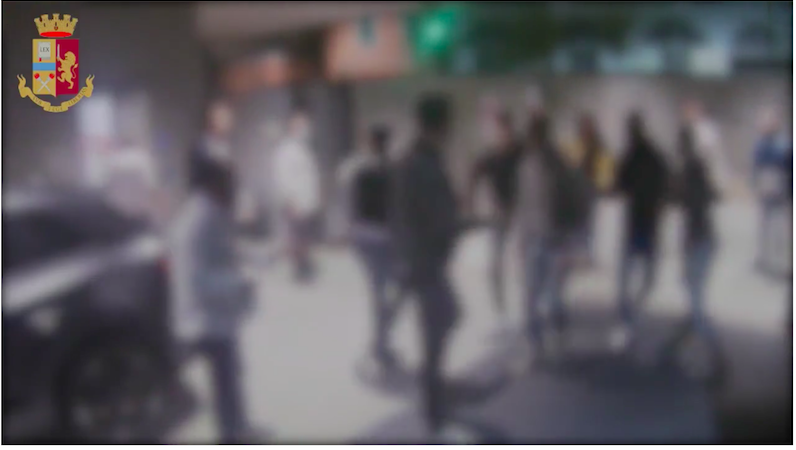 Movida violenta con aggressioni e rapine: in manette 4 ventenni e indagati 9 minori