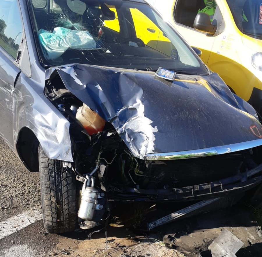 Incidente tra due auto, poi una vettura finisce contro un lampione