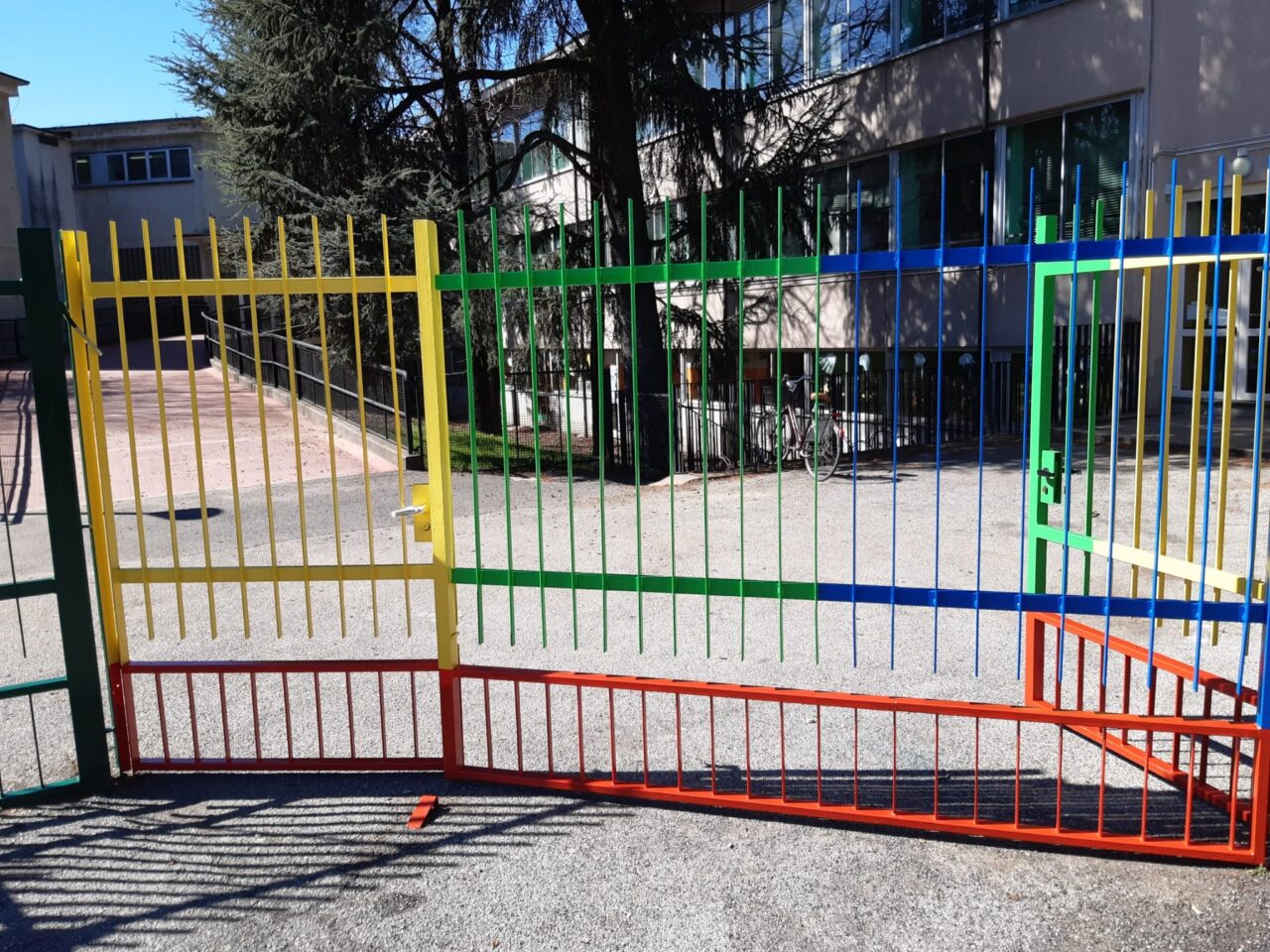 Maestra va a scuola senza febbre ma con sintomi, era positiva: paura per 70 famiglie