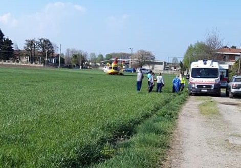 Cade dal tetto di un capannone, 14enne soccorso con l’elicottero