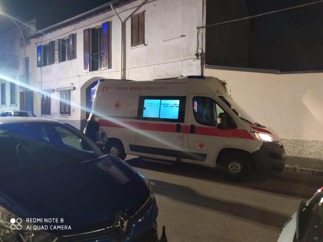 Parabiago, auto si ribalta in via Garibaldi