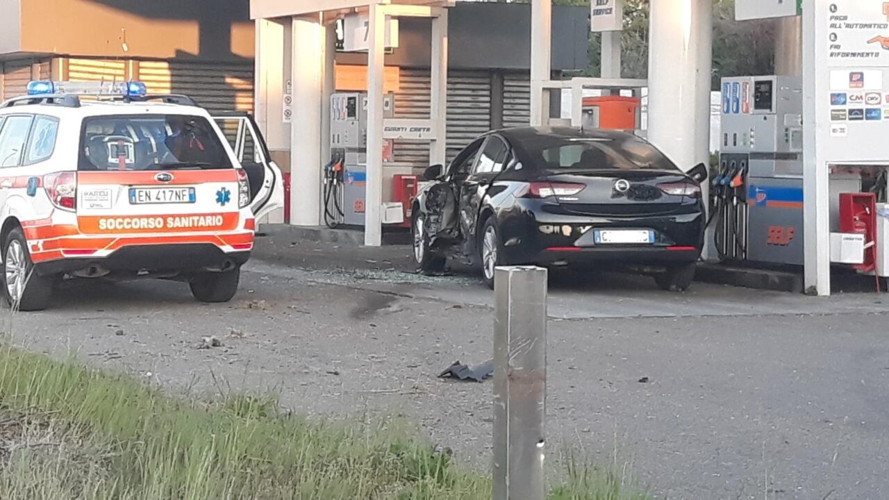 Grave incidente alla pompa di benzina, una persona soccorsa dall’elicottero