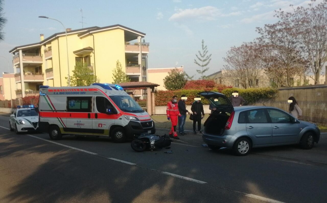 Scontro auto-moto: centauro finisce all'ospedale