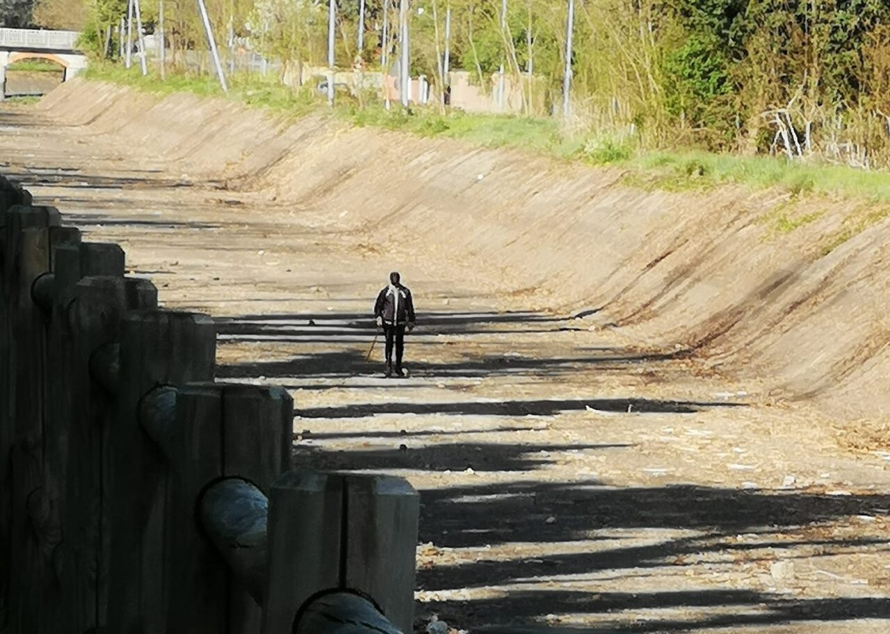 Un anziano a spasso nel….Canale Villoresi