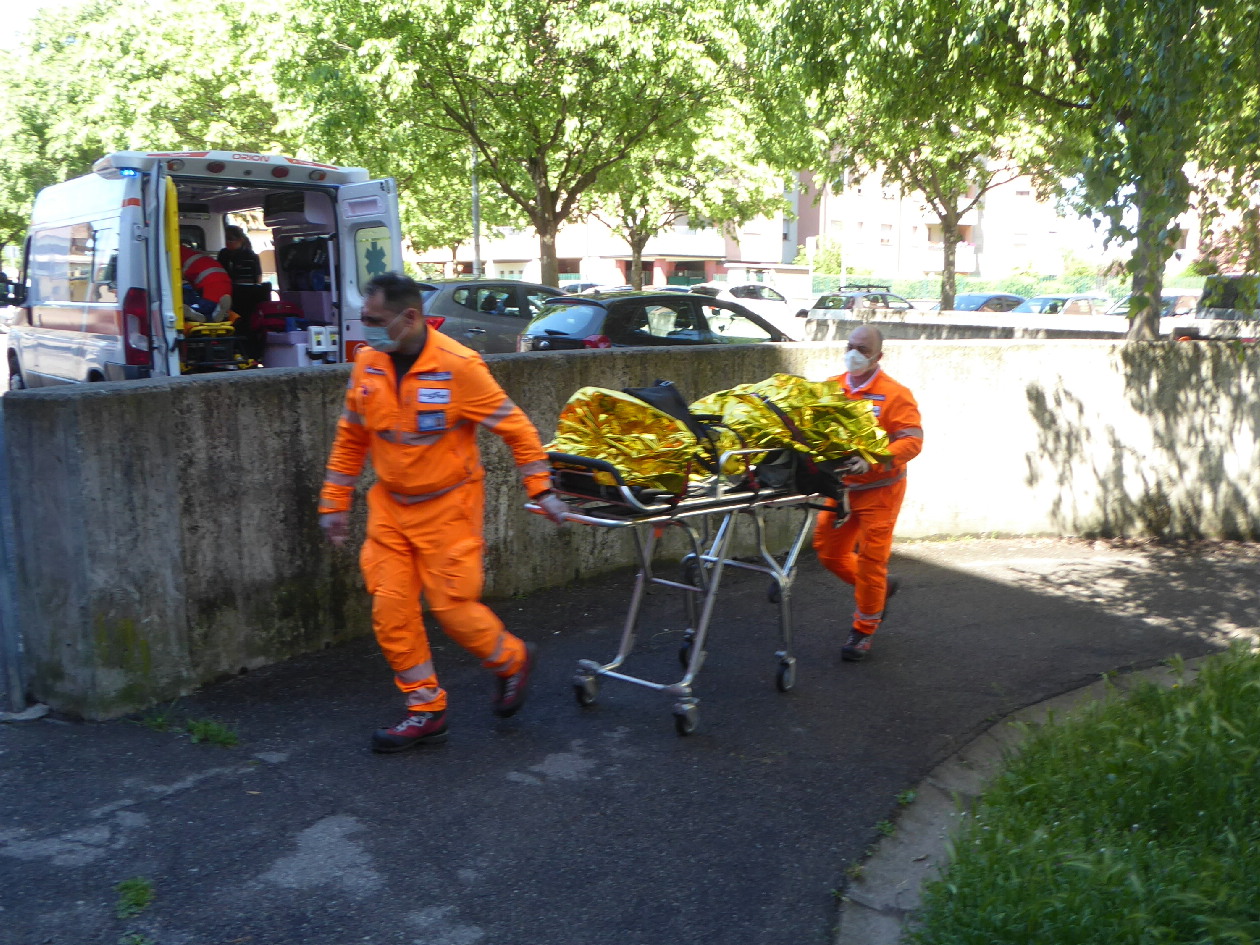 Ciclista investe una donna: entrambi finiscono in ospedale
