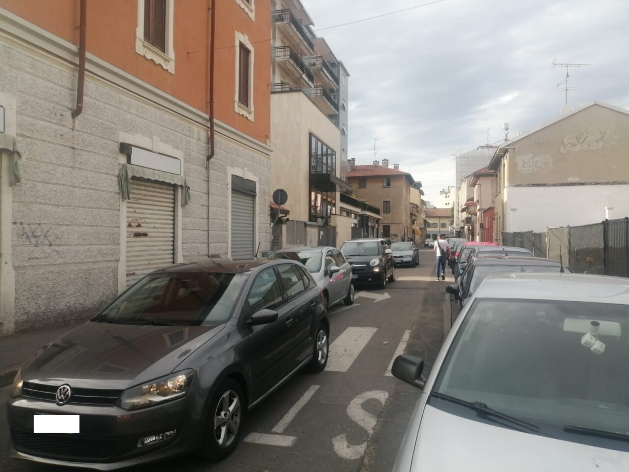 Operai scaricano il materiale per fare la nuova piazza senza permesso: Rho bloccata nel traffico