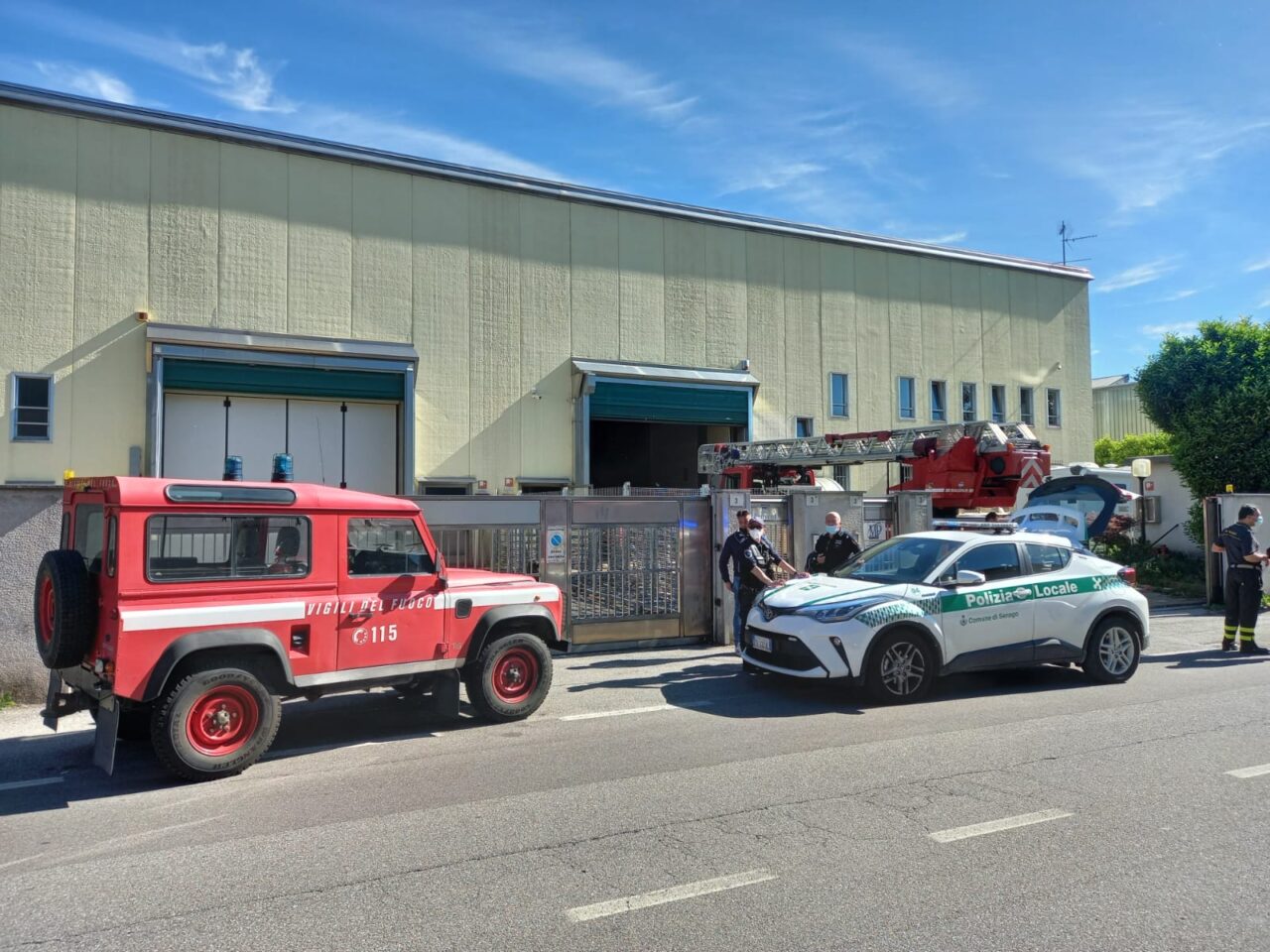 Ditta a fuoco: all’interno alcuni dipendenti