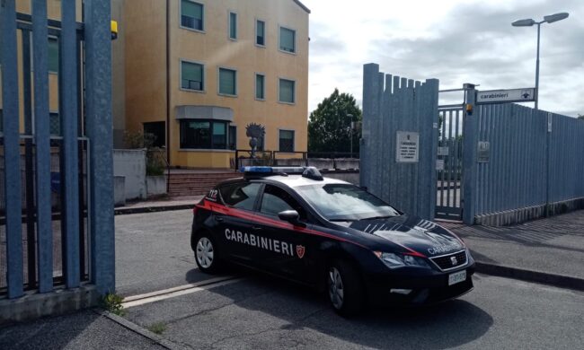 Evade durante il permesso premio, i Carabinieri pedinano i familiari e lo rintracciano