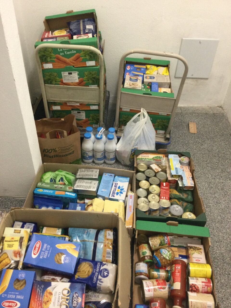 Gli alunni della Rancilio in campo con una colletta alimentare