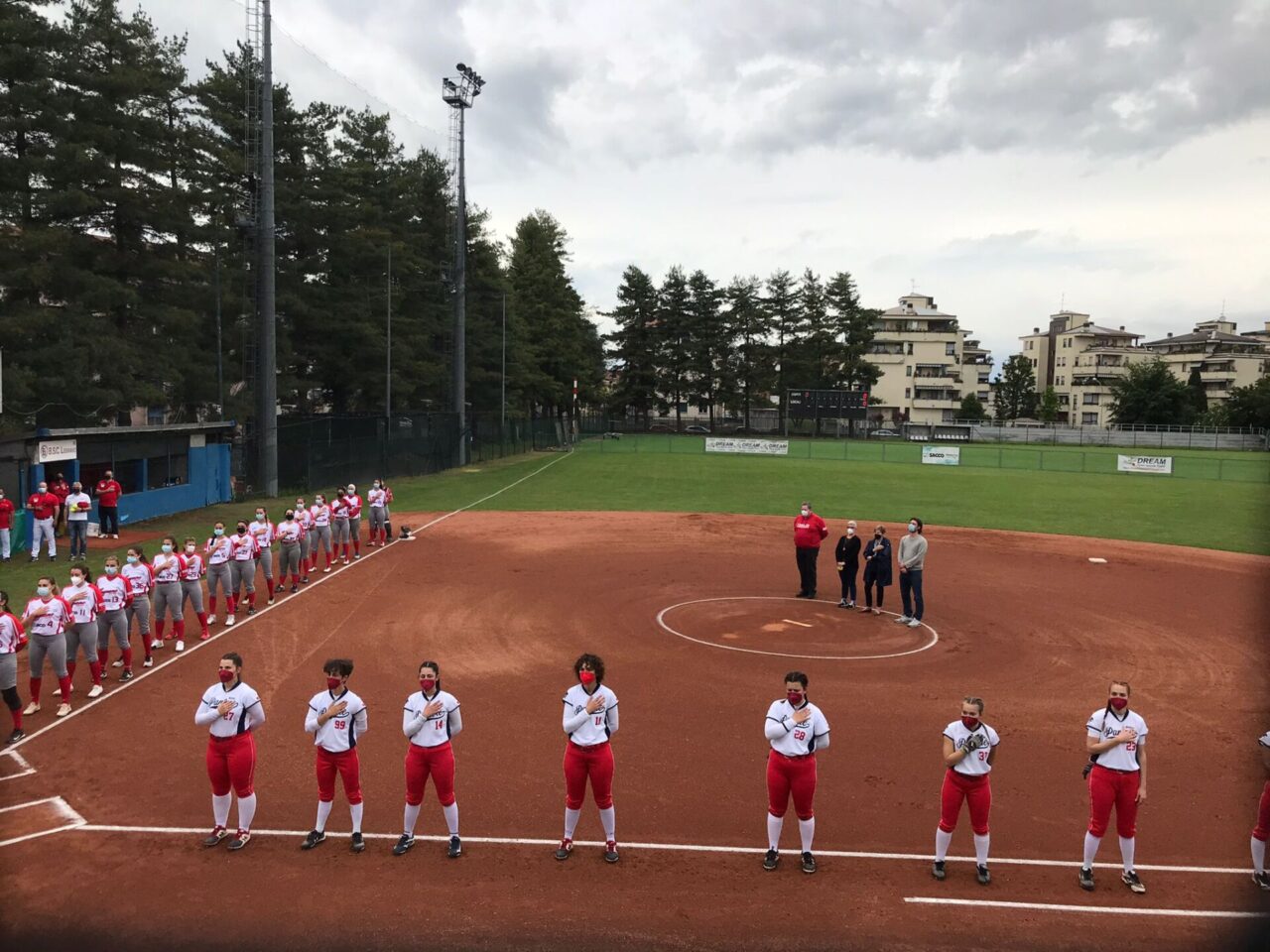 Il tributo per Musazzi de “I Legnanesi” prima della partita di softball