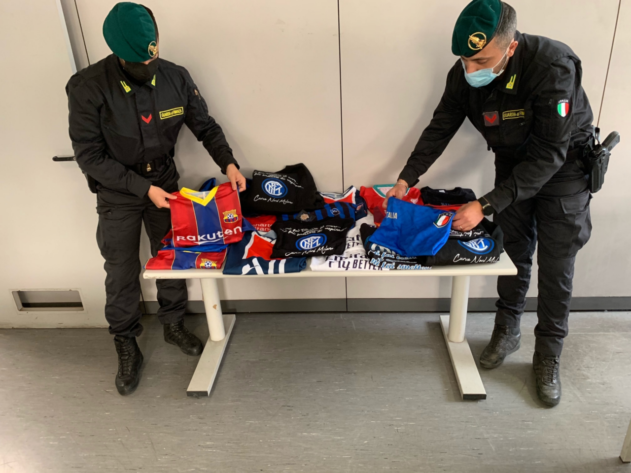 Sequestrati oltre 1.600 articoli sportivi contraffatti per circa 81mila euro