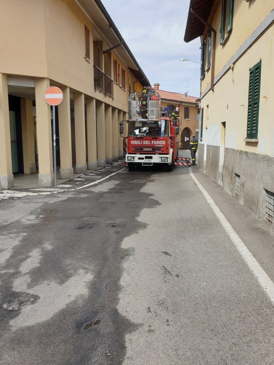 Grondaia pericolante, arriva l’autoscala dei pompieri