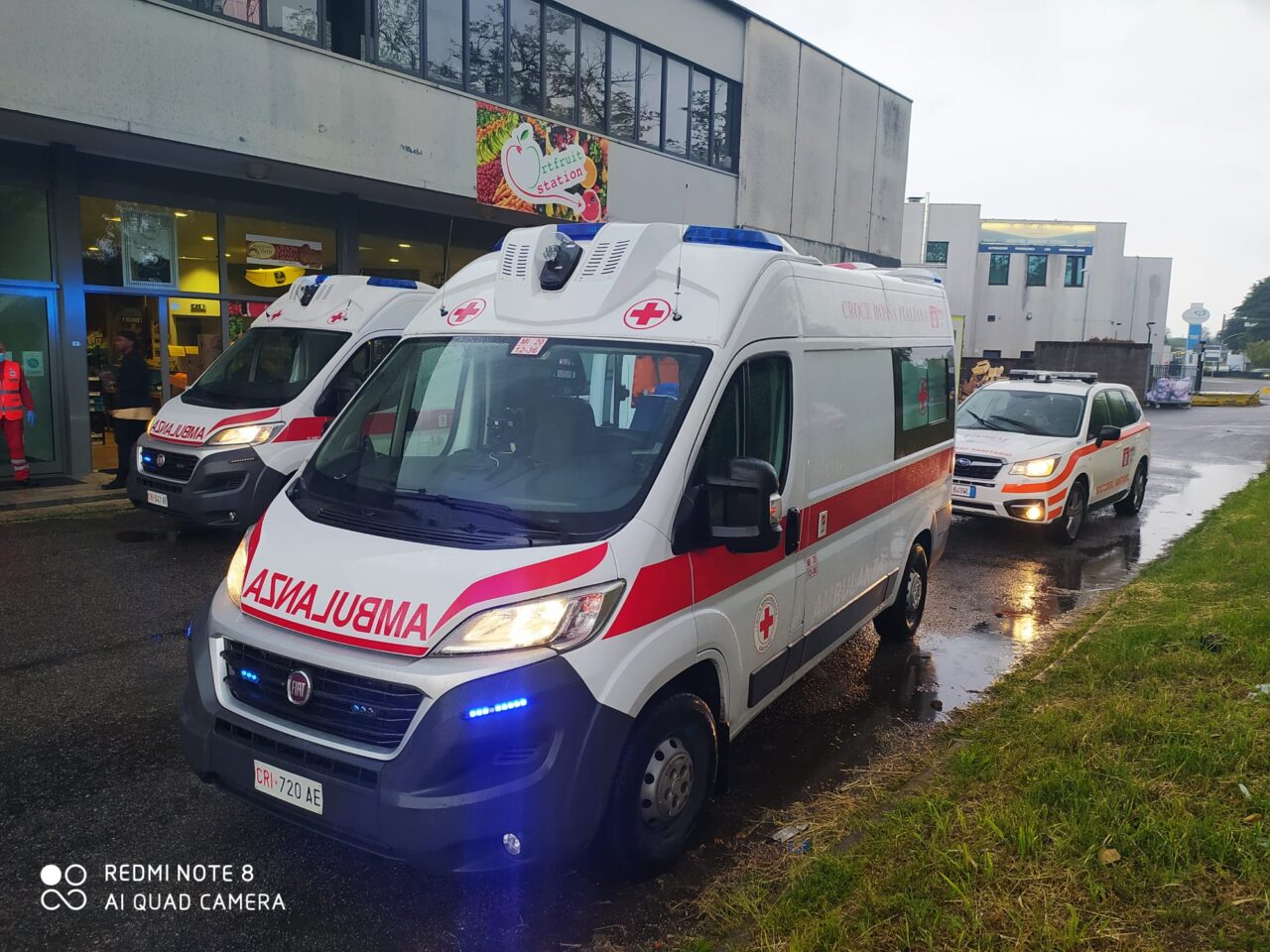 Auto contro il palo, giovani incolumi