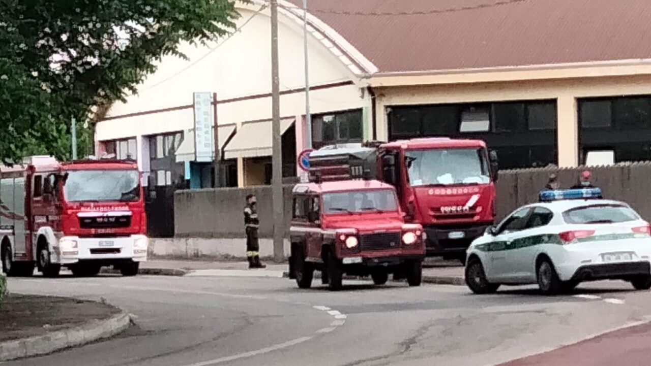 Uomo cade nel tombino, stava pulendo la fogna