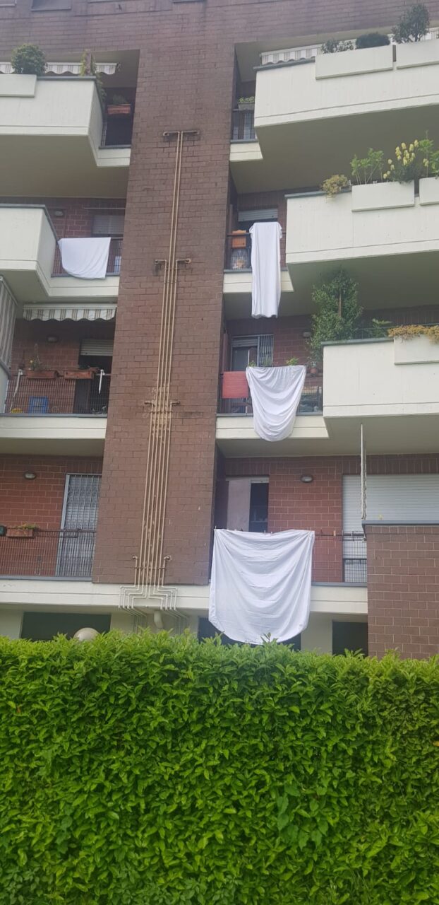 Lenzuoli bianchi sui balconi in ricordo della Strage di Capaci