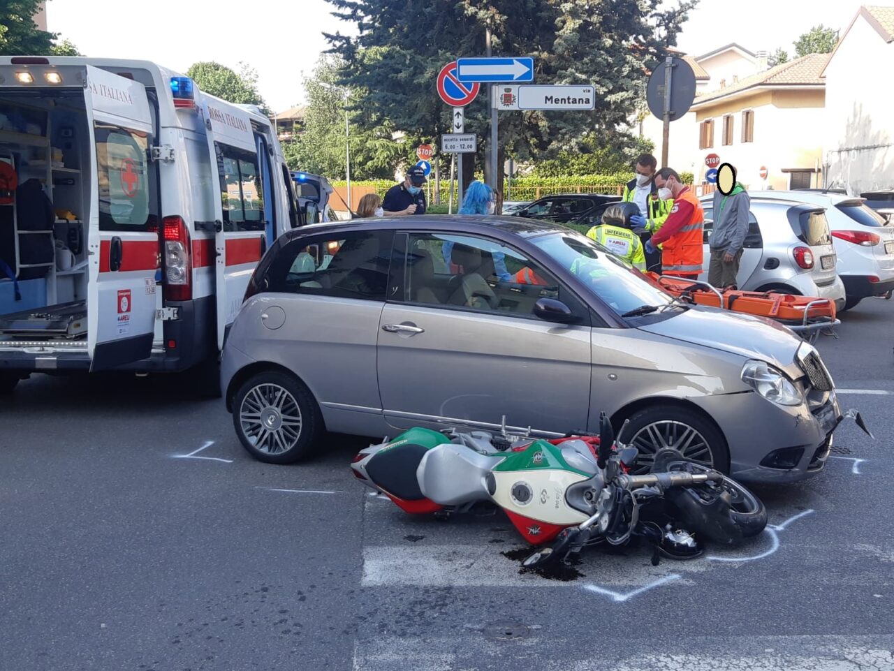 Schianto tra un’auto e una moto vicino al comune