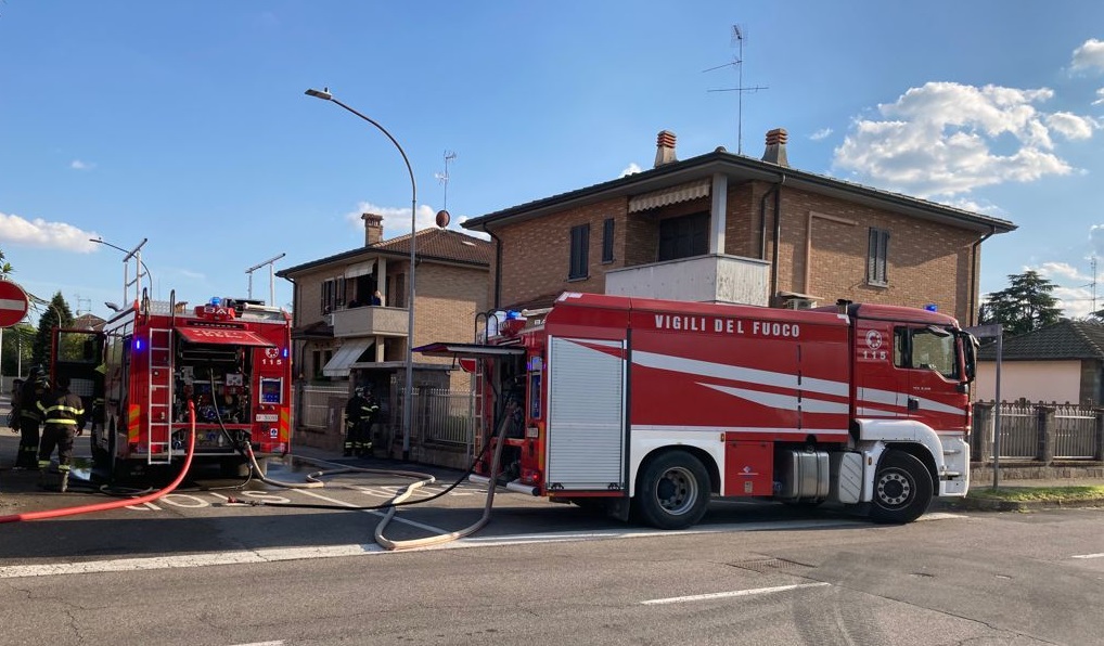 Fuoco in una palazzina: famiglie evacuate