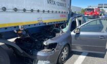 Incidente in autostrada: auto finisce incastrata sotto un camion