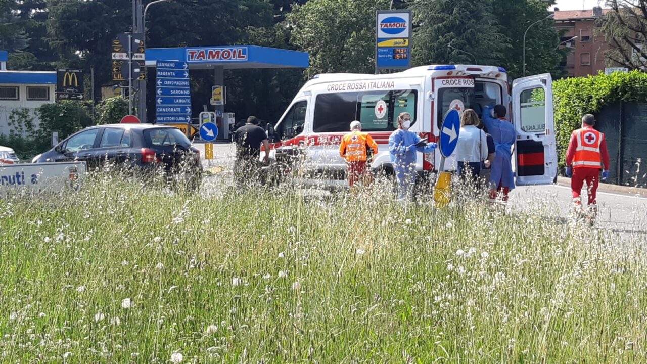 Finisce a terra con lo scooter, un uomo di 48 anni finisce in ospedale