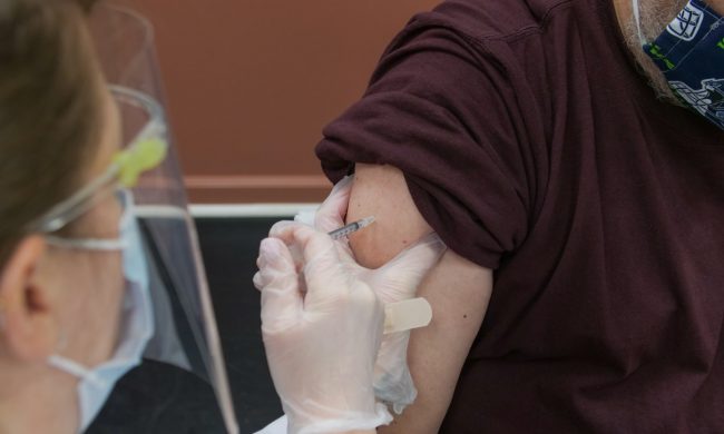 Vaccini anti Covid: da lunedì 17 maggio prenotazioni per i 40enni