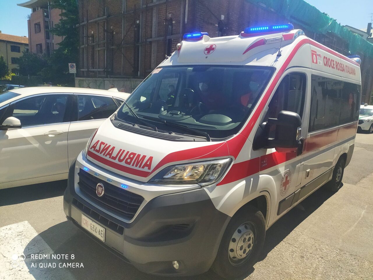 Auto ribaltata: paura per una donna