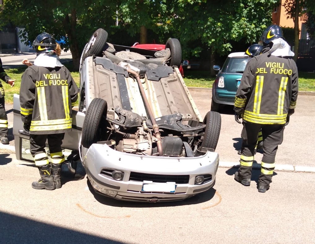 Auto ribaltata: paura per una donna