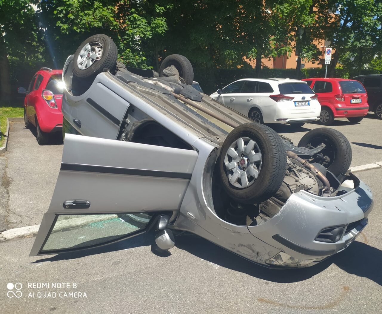 Auto ribaltata: paura per una donna