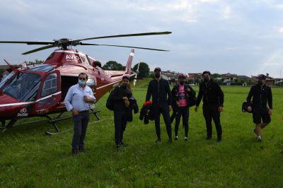 La maglia rosa del Giro atterra a Lainate per preparare la cronometro finale
