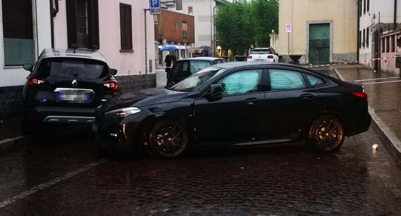 Auto a tutta velocità contro un tubo del gas, evacuate due abitazioni