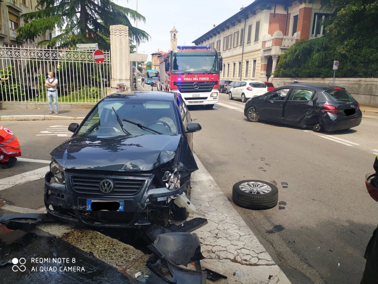 Quattro persone coinvolte in un grave incidente tra due auto